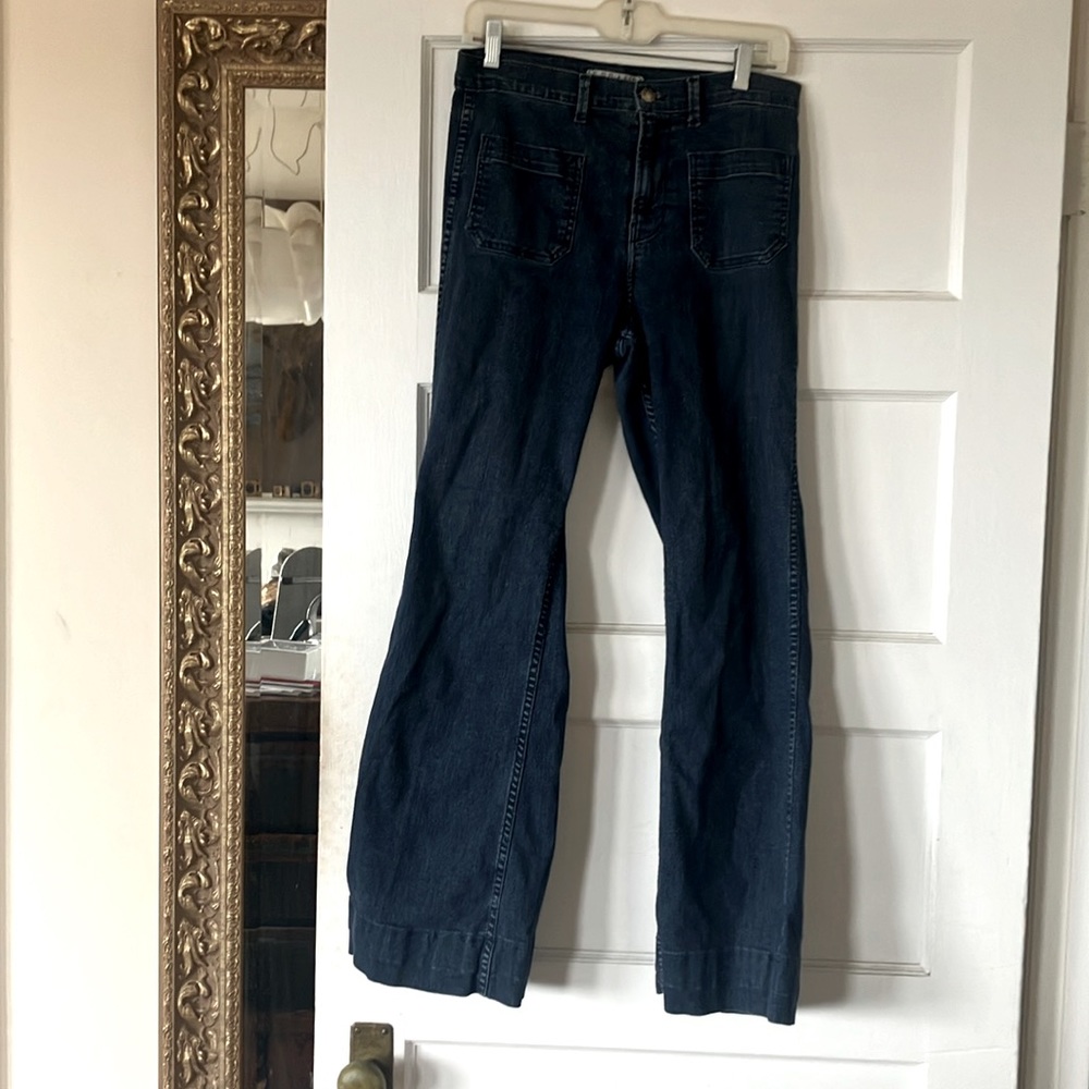 Deep pockets in the back, dark denim great flare